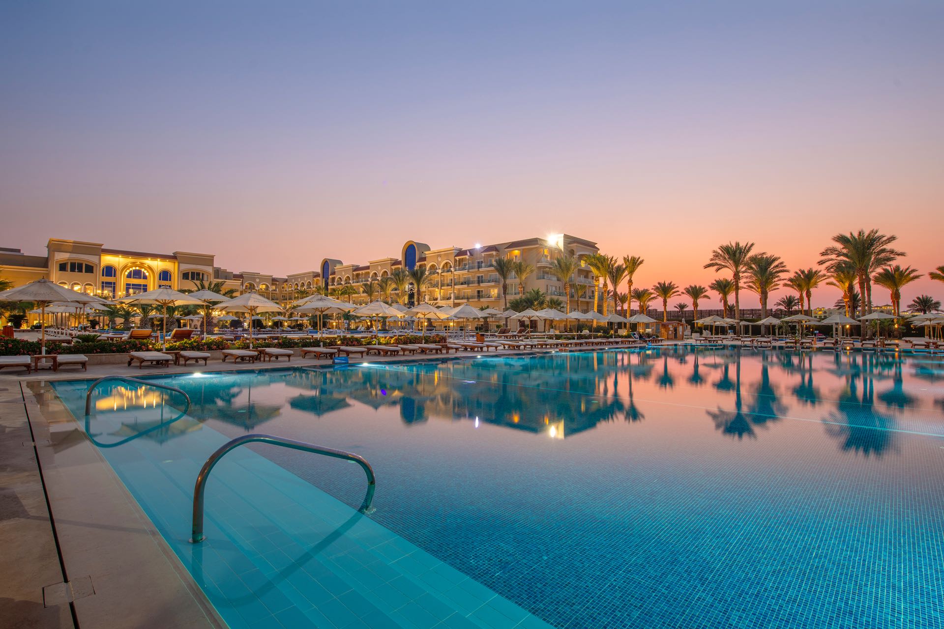 Hotel en zwembad van Premier Le Reve Hotel and Spa - Tjingo.nl